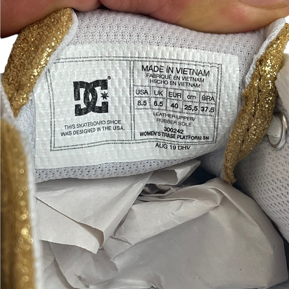 DC Women Trase Platform
Casual Shoes Gold US Size 8.5
NWB Metallic Fabric - Picture 12 of 12